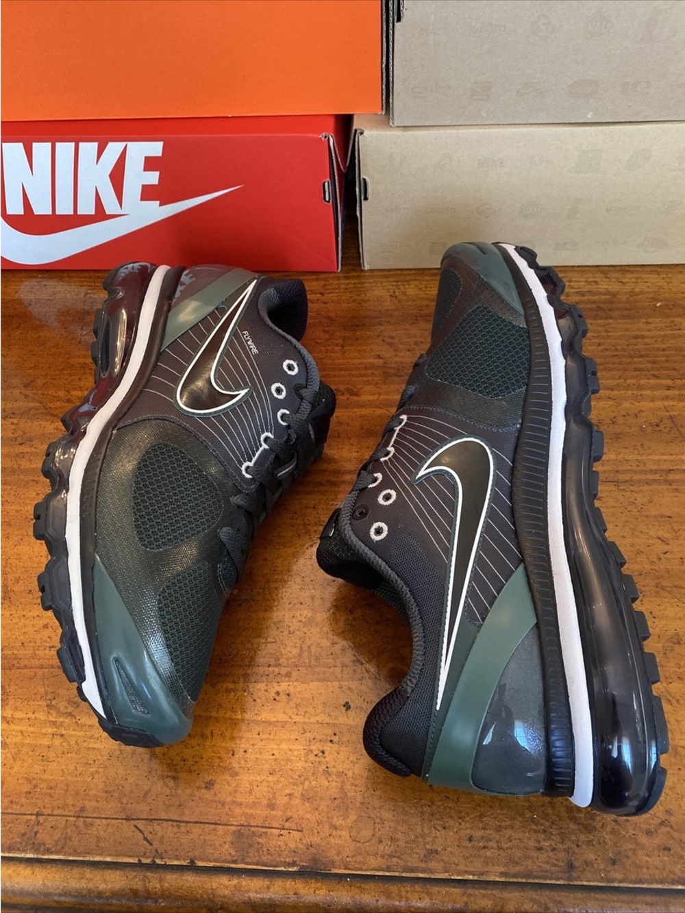 Nike Men’s Dark Green and White Air Cushion Running Shoes